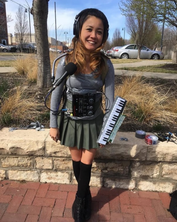 Симпатичная девушка-оркестр микширует треки на ходу Симпатичная девушка-оркестр микширует треки на ходу