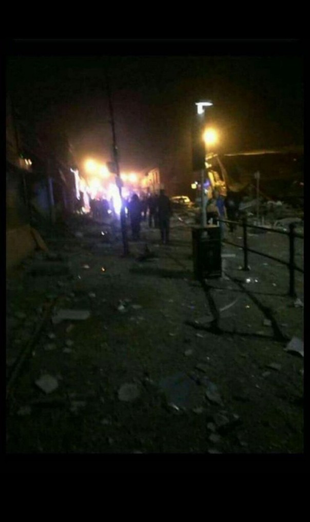 На западе Великобритании прогремел мощный взрыв. В Лондоне автомобиль врезался в толпу людей