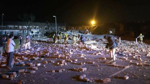 На западе Великобритании прогремел мощный взрыв. В Лондоне автомобиль врезался в толпу людей