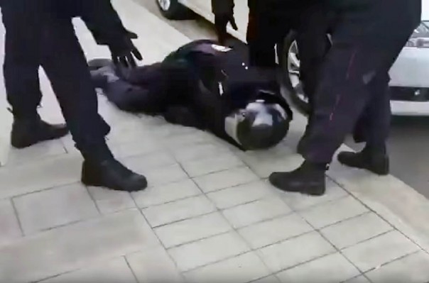 Полицейский получил травму на несанкционированной акции в центре Москвы