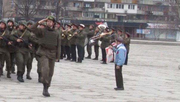 В Запорожье ветеран с советской символикой вышел на марш нацгварии. Видео