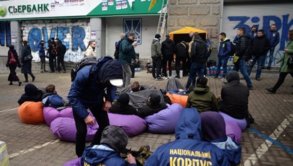 Радикалы готовят "полную блокаду" всех отделений Сбербанка на Украине Радикалы готовят "полную блокаду" всех отделений Сбербанка на Украине