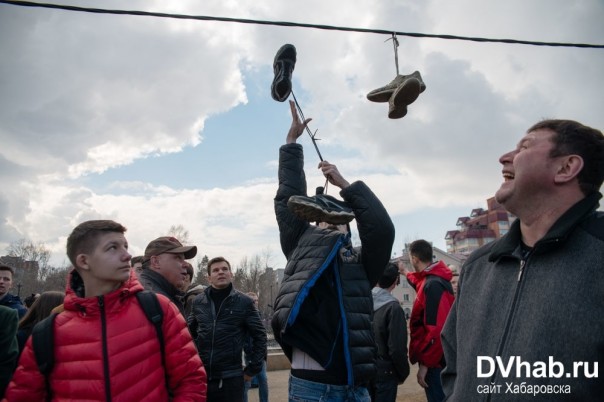 Откуда взялась фишка с кроссовками на проводах?