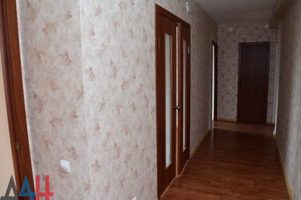 Глава ДНР вручил ключи от новых квартир жителям Юнокоммунаровска, потерявшим кров из-за боев