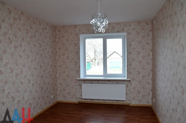 Глава ДНР вручил ключи от новых квартир жителям Юнокоммунаровска, потерявшим кров из-за боев