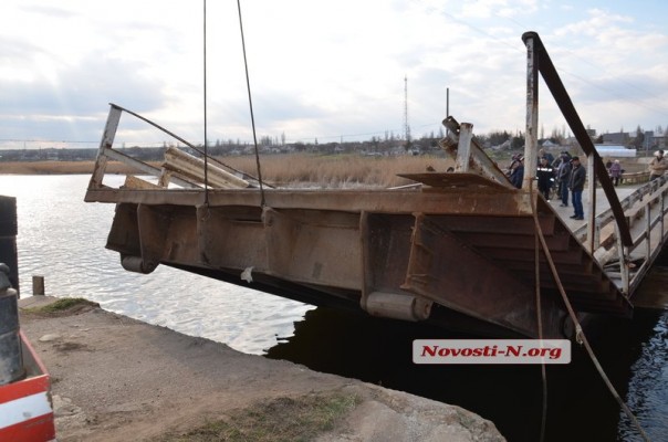 На Украине "устал" еще один мост и "утонул"