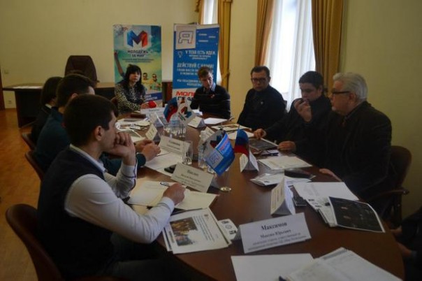 Активисты ЛНР обсудили методы популяризации Русского мира среди молодежи и приглашает жителей подконтрольного Киеву Донбасса на празднование 1 и 9 Мая