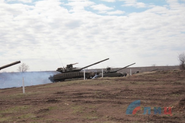 Танковые экипажи Народной милиции ЛНР провели занятия с контрольными стрельбами. Лучших танкистов наградили тортами