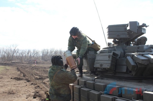 Танковые экипажи Народной милиции ЛНР провели занятия с контрольными стрельбами. Лучших танкистов наградили тортами