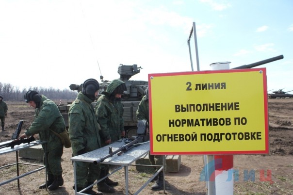 Танковые экипажи Народной милиции ЛНР провели занятия с контрольными стрельбами. Лучших танкистов наградили тортами