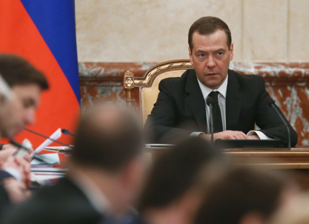 Медведев — опоздавшему Ткачёву: Будильник себе ставьте в разные места