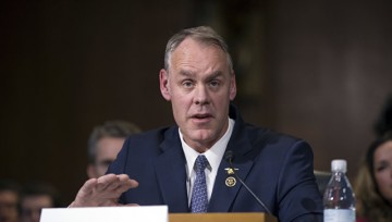 Новый глава МВД США приехал на работу верхом на коне и в ковбойском костюме