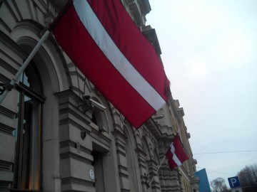 Прибалтика сходит с ума. В Латвии разразился скандал из-за ленты на авто