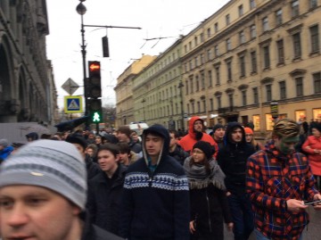 Медиа-волнище: Это Революция, господа! В Москве начали строить баррикады, в Питере ОМОН бежит от людей