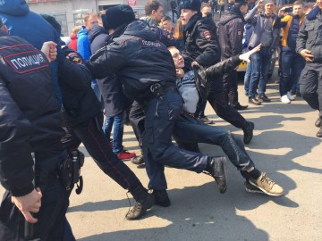 Медиа-волнище: Это Революция, господа! В Москве начали строить баррикады, в Питере ОМОН бежит от людей