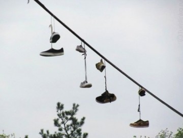 Откуда взялась фишка с кроссовками на проводах?