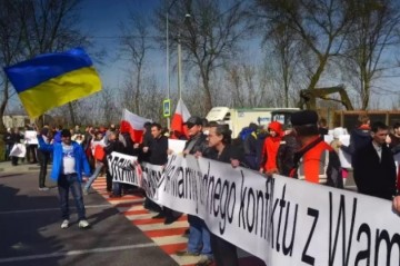 Галичанские «сепары» перекрыли трассу Львов-Варшава и призывают Польшу спасти их от режима Порошенко