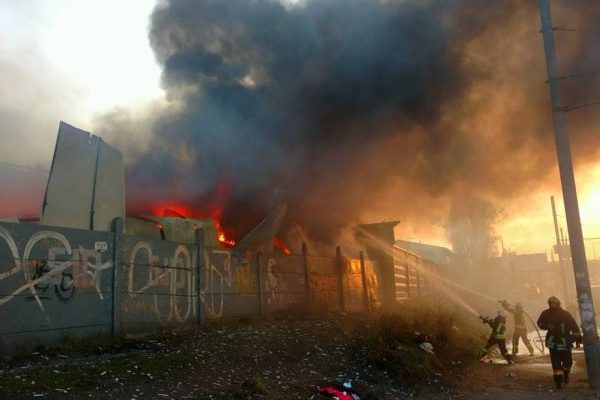 На проспекте Бандеры в Киеве вчера полыхали склады На проспекте Бандеры в Киеве вчера полыхали склады