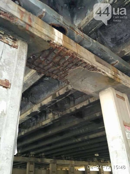 В Киеве на голову девушке упал кусок облицовки ещё одного "уставшего" моста В Киеве на голову девушке упал кусок облицовки ещё одного "уставшего" моста