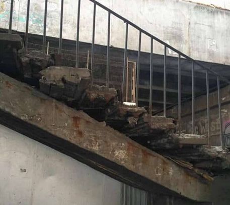 В Киеве на голову девушке упал кусок облицовки ещё одного "уставшего" моста