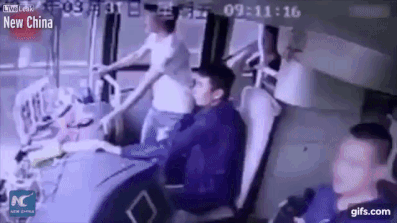 Пассажиров выбросило из салона автобуса в результате страшной аварии (видео)