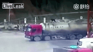 Водитель фуры взлетел на воздух, открыв люк под давлением (видео)