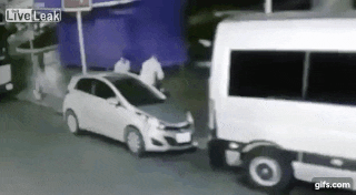 Вор решил украсть авто у копа при исполнении и получил две пули в упор (видео)