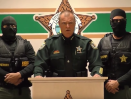 Американские полицейские в балаклавах объявили "джихад" героину