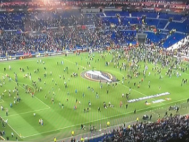 Турки заставили французских фанатов спасаться на футбольном поле. Фанаты избивали болельщиков костылями (Фото, видео)