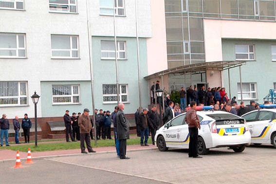 В Черкассах вооруженные люди заняли облэнерго