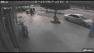 Колесо от авто прокатилось сотни метров и влетело в офис, где шли переговоры