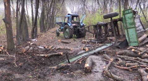 Последствия подрыва трактора 24.04.17 в Фащевке, где погиб один человек и пять были ранены