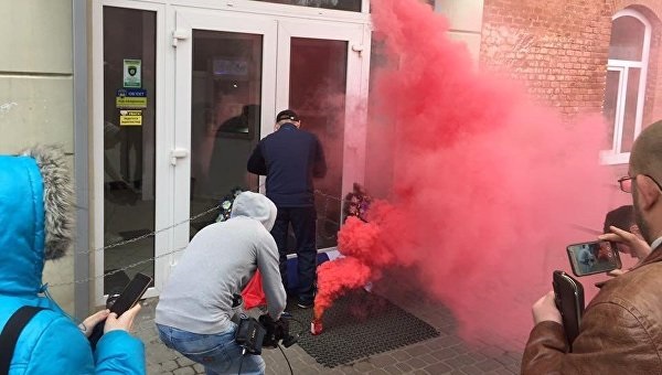 Во Львове бессрочно заблокировали Сбербанк