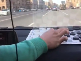 Москвич потроллил мажоров игрой в шашки на Кутузовском проспекте