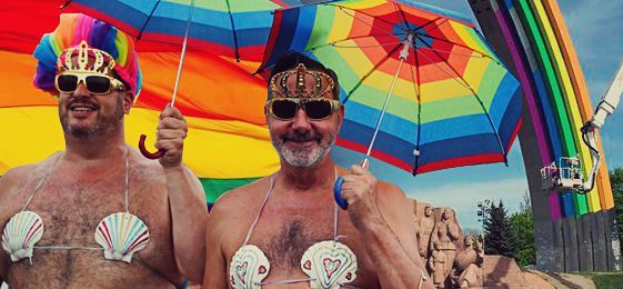 «Правый сектор» и «Свобода» заблокировали перекраску Арки Дружбы народов в Киеве в цвета ЛГБТ