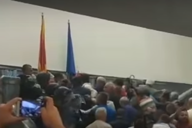 В Македонии протестующие ворвались в здание парламента