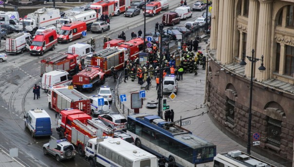 В Петербурге - траур, расследование взрыва в метро продолжается
