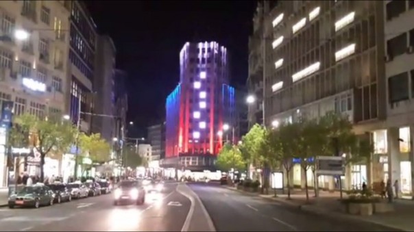 Сербы украсили дворец и мост Белграда в цвета флага России