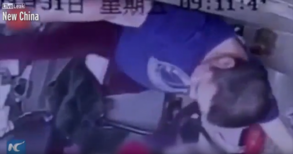 Пассажиров выбросило из салона автобуса в результате страшной аварии (видео) Пассажиров выбросило из салона автобуса в результате страшной аварии (видео)