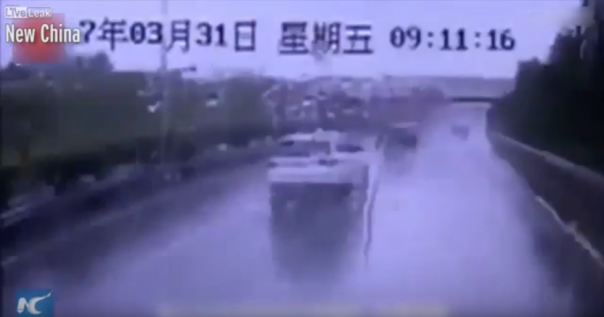 Пассажиров выбросило из салона автобуса в результате страшной аварии (видео) Пассажиров выбросило из салона автобуса в результате страшной аварии (видео)