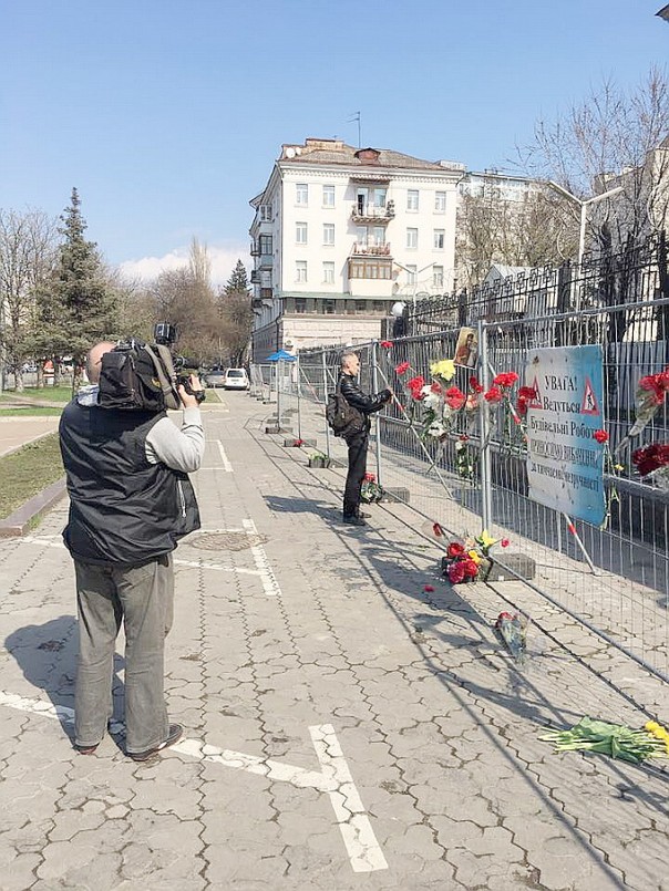 Украинская журналистка сорвала с ограды посольства РФ в Киеве записку о соболезнованиях