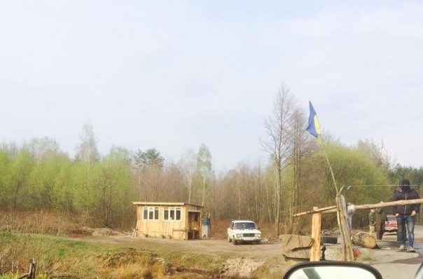 Новости Янтарной Народной Республики: Незаконные добытчики янтаря выставили свои блок-посты со шлагбаумами