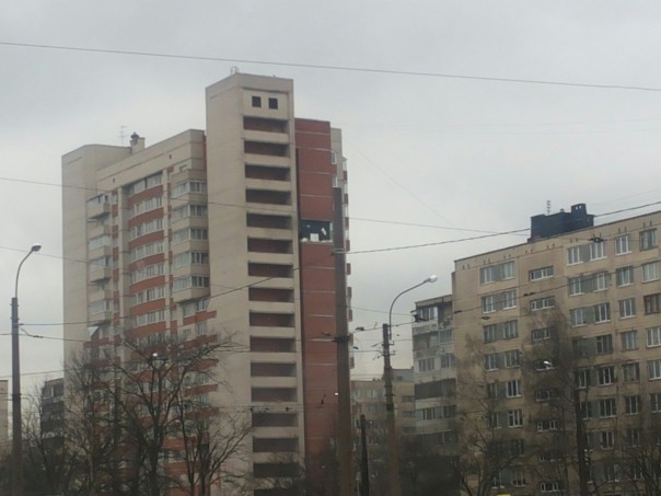 В жилом доме на востоке Петербурга прогремел взрыв (Фото, видео)