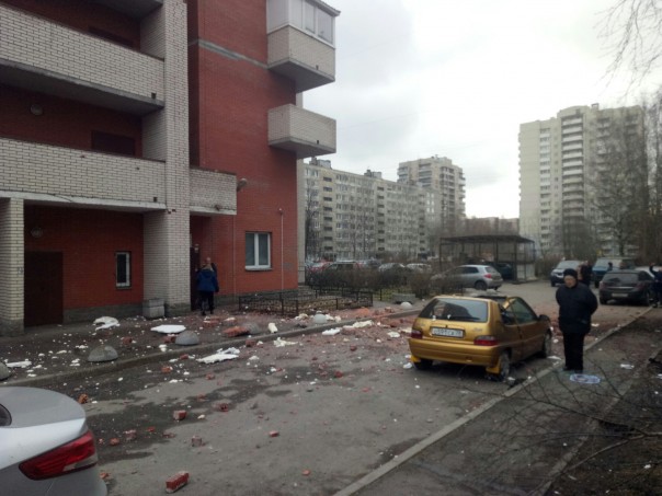 В жилом доме на востоке Петербурга прогремел взрыв (Фото, видео)