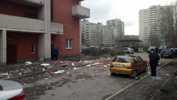 В жилом доме на востоке Петербурга прогремел взрыв (Фото, видео)