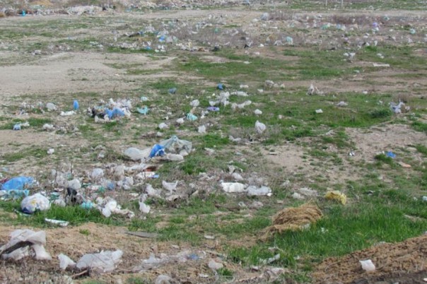 Жители Мариуполя устроили свалку на земле «для АТОшников» Жители Мариуполя устроили свалку на земле «для АТОшников»