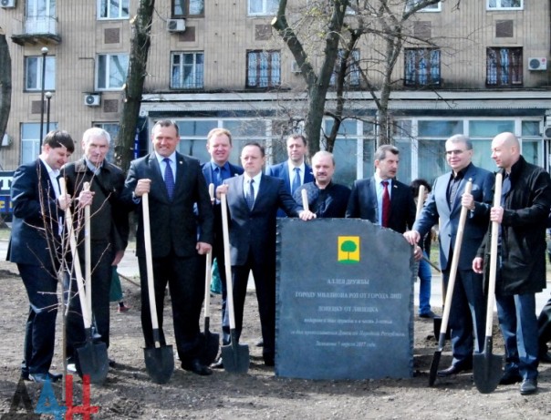 Полсотни деревьев высажено на аллее дружбы «Донецку от Липецка» в центре столицы ДНР