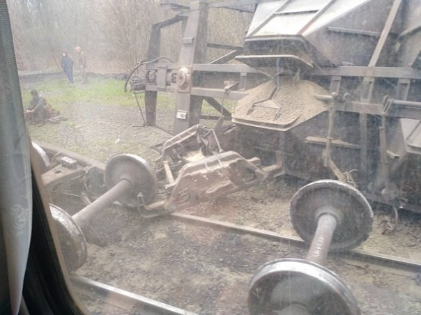 Под Мариуполем сошел с рельсов грузовой поезд