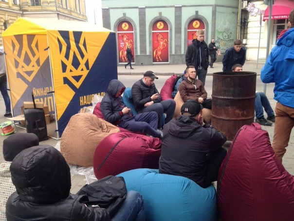 В центре Харькова бандерлоги заблокировали отделение «Сбербанка». Радикалы устроили потасовку с полицией в Харькове