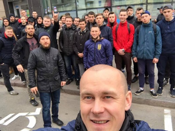 В центре Харькова бандерлоги заблокировали отделение «Сбербанка». Радикалы устроили потасовку с полицией в Харькове